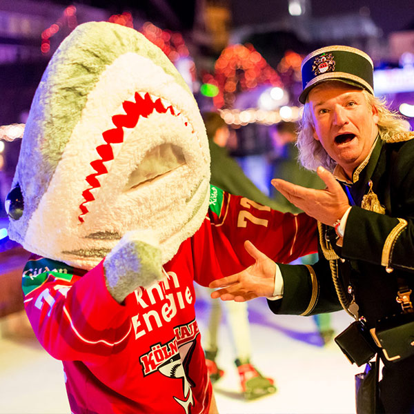 Eispolizist Jack mit Haie-Maskottchen Sharky auf der Eisbahn Heumarkt